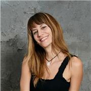 Profesora de yoga imparte clases de yoga, movimiento y meditación en Barcelona